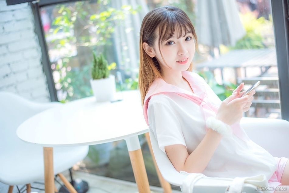 沙漠阿拉伯人形容他们也必喝三道的茶：第一道苦苦生命，第二道甜似爱情，第三道淡如微风。——三毛《送你一匹马》